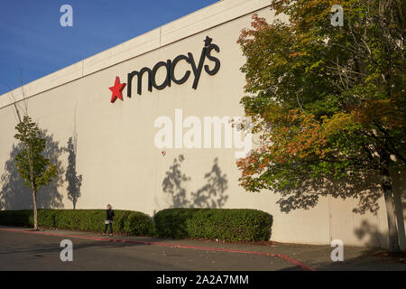 Tigard, Oregon, Stati Uniti d'America - Sep 26, 2019: il Macy's logo al di fuori di un grande magazzino Macy's in Tigard, Oregon. Foto Stock