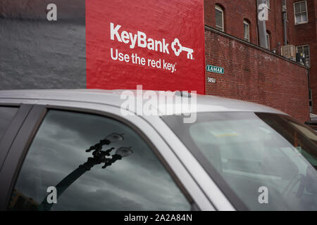 Portland, Oregon, Stati Uniti d'America - Sep 27, 2019: un poster KeyBank è visibile su un lato di un edificio da un parcheggio nel centro di Portland. Foto Stock