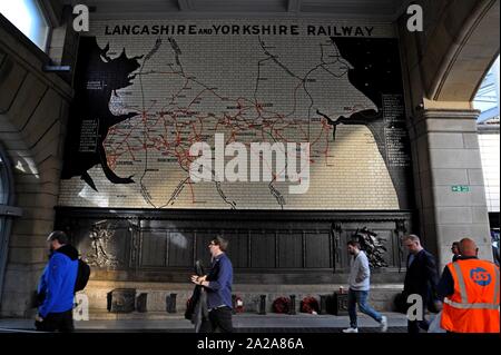 Una grande parete piastrellata mappa del Lancashire e Yorkshire Ferrovia a Manchester Victoria Station, REGNO UNITO Foto Stock