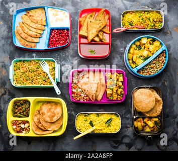 Gruppo della scatola di pranzo / ristorante Tiffin per bambini indiani, mostrando varietà o più opzione o combinazione di cibo sano per la vostra scuola in corso bambini Foto Stock