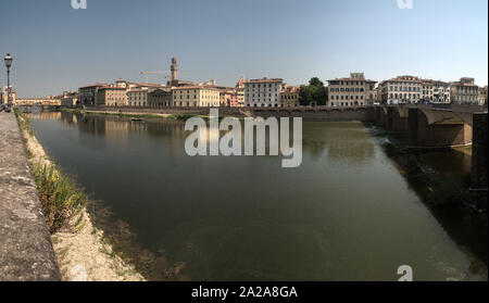Il famoso Ponte Vecchio ("Old Bridge ") e il fiume Arno bank, Firenze Foto Stock