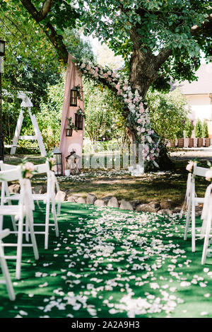 Un posto stupefacente per una cerimonia di nozze nei pressi di un grande albero di vita. Foto Stock