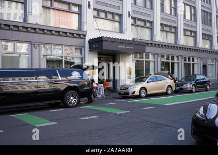 Portland, OR, Stati Uniti d'America - 6 Sep, 2019: Gli ospiti sono accolti con 'Benvenuti, Wanderer' in lettere in cima all'entrata di Hotel Hi-Lo, A Marriott hotel nel centro cittadino. Foto Stock