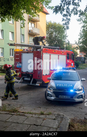 Szczecin, Poland-August 2019: azione comune dei vigili del fuoco e polizia in un alloggiamento station wagon Foto Stock