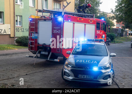 Szczecin, Poland-August 2019: azione comune dei vigili del fuoco e polizia in un alloggiamento station wagon Foto Stock