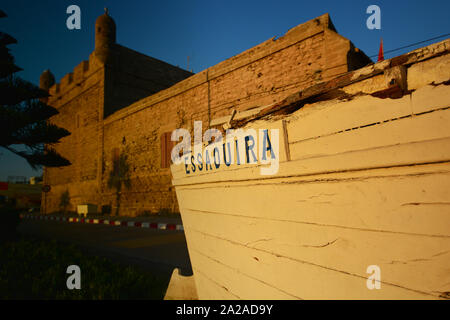 Primo piano della grande vecchia barca da pesca a sunrise. Essaouira, Marocco Foto Stock