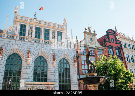 Artus Court e la Fontana di Nettuno a Dlugi Targ (Mercato Lungo) street a Danzica, Polonia Foto Stock