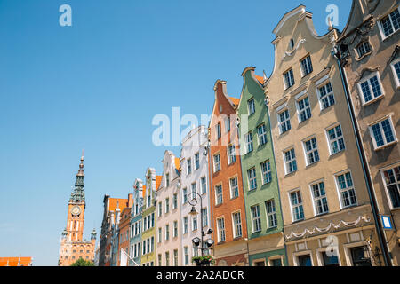 Gli edifici colorati e Municipio a Dlugi Targ (Mercato Lungo) street a Danzica, Polonia Foto Stock