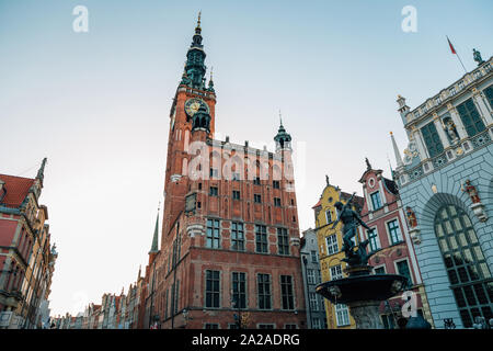 Il municipio e la Fontana di Nettuno a Dlugi Targ (Mercato Lungo) street a Danzica, Polonia Foto Stock