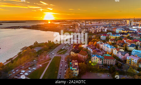 Vista aerea della bellissima città di Helsinki al tramonto. Finlandia. Foto Stock