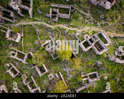 Veduta aerea della città abbandonate guardando dritto verso le rovine Foto Stock
