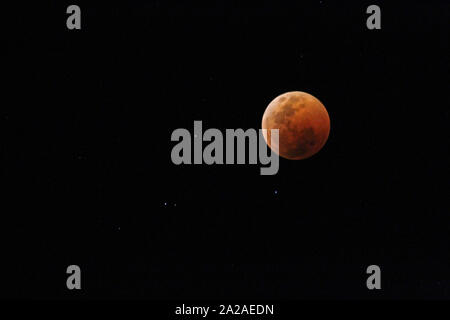 Luna di sangue Lunar Eclipse contro il cielo notturno, Moreleta Park, Pretoria, provincia di Gauteng, Sud Africa. Foto Stock