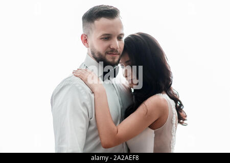 Sposa e lo sposo parlando in piedi vicino alla finestra Foto Stock