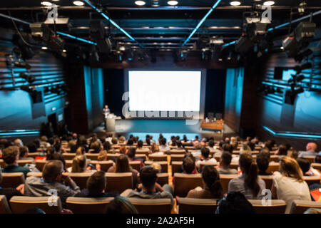 Immagine sfocati di altoparlante dando un talk in sala conferenze a eventi aziendali. Foto Stock