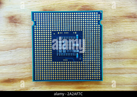 Vecchia CPU socket 775 su uno sfondo di legno. Foto Stock