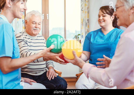 Gruppo di anziani di fare lo sport e la ginnastica con sfere Foto Stock