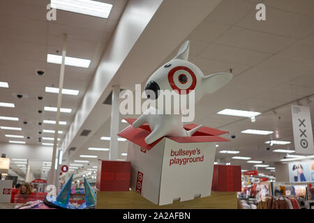 Bullseye (precedentemente conosciuto come Spot), un terrier bianco in miniatura e la mascotte ufficiale di Target Corporation, visto in un negozio di destinazione il 18/09/2019. Foto Stock