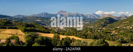 Estate vista panoramica sulla città di Gap e il picco di Chaillol in background. Hautes-Alpes, alpi, Francia Foto Stock