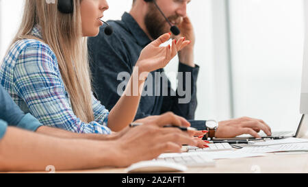I giovani operatori call center sul posto di lavoro Foto Stock