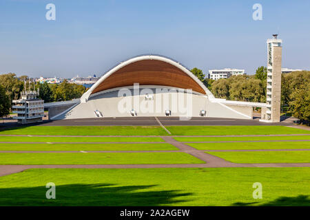 Tallinn Song Festival Grounds una grande amptitheater erbosa con vista verso il porto, Estonia. Foto Stock