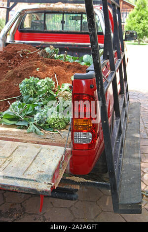 Red pick-up interno sito in costruzione, vialetto in Moreleta Park, Pretoria Gauteng, Sud Africa. Foto Stock