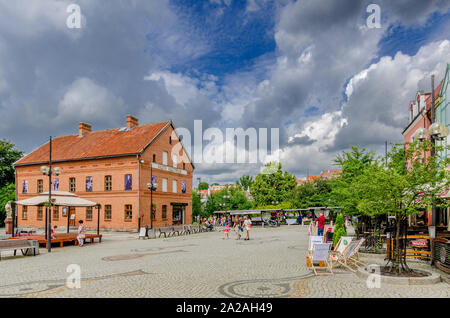 Olsztyn (ger.: Allenstein), Warmian-mazurian provincia, Polonia. Il mercato del pesce plaza, con la casa di Olsztyn Gazette museo. Foto Stock
