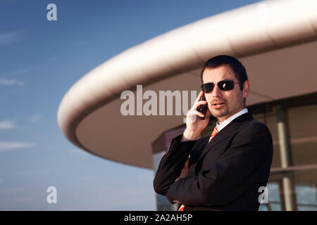 Business executive sul telefono. Foto Stock