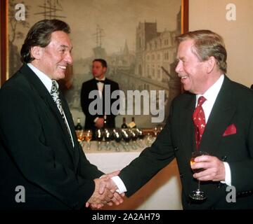 Questo file foto scattata. Xxi Dec, 2000. Ex Presidente della Repubblica ceca Vaclav Havel, destra stringe la mano con il cantante Karel Gott, a sinistra prima di un concerto benefico presso il Castello di Praga in questo file foto scattata Dec.21, 2000. Dopo il Parlamento ceco ha recentemente fallito due volte per eleggere Havel suo successore, il gruppo di musicisti rock e animatori è venuto con un'idea nel febbraio5, 2003, che ben noti della Repubblica ceca pop star Karel Gott potrebbe essere il candidato giusto per il post. Credito: Jan Trestik/CTK foto/Alamy Live News Foto Stock