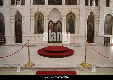 Parte anteriore interna del Alexander Nevski Chiesa Ortodossa Serba, con iconico Saint foto, Belgrado, Serbia. Foto Stock