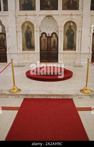 Parte anteriore interna del Alexander Nevski Chiesa Ortodossa Serba, con iconico Saint foto, Belgrado, Serbia. Foto Stock