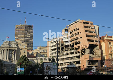 Resti della ex Repubblica iugoslava di Ministero della difesa e la ex Repubblica iugoslava di Ministero della difesa con il palazzo di Belgrado skyskraper in background, centrale di Belgrado, Serbia. Foto Stock