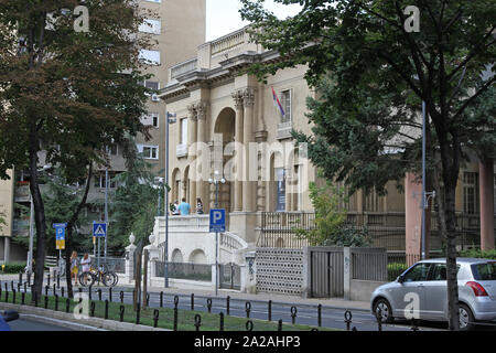 Tre quarti di faccia vista della facciata anteriore del Nikola Tesla Museum, Centro di Belgrado, Serbia. Foto Stock