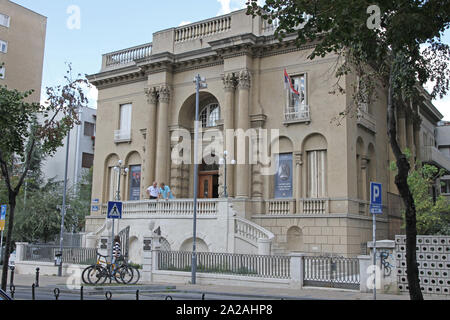 Tre quarti di faccia vista della facciata anteriore del Nikola Tesla Museum, Centro di Belgrado, Serbia. Foto Stock