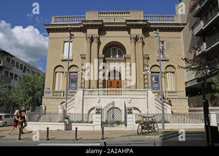 Dritto vista frontale della facciata anteriore del Nikola Tesla Museum, Centro di Belgrado, Serbia. Foto Stock