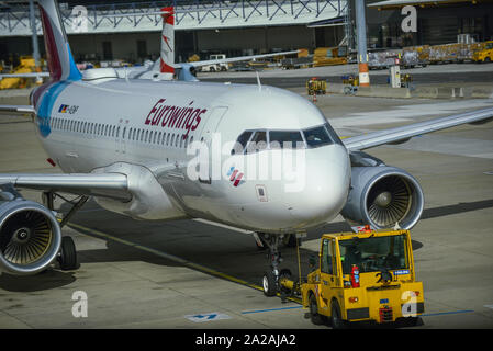 Vienna, Austria. Il 30 settembre, 2019. EuroWings aeromobile Airbus A319 visto all'Aeroporto Internazionale di Vienna. Credito: Omar Marques/SOPA Immagini/ZUMA filo/Alamy Live News Foto Stock