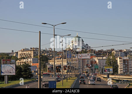 La scena della città con vista sulla strada e la chiesa di San Sava in background, Belgrado, Serbia. Foto Stock