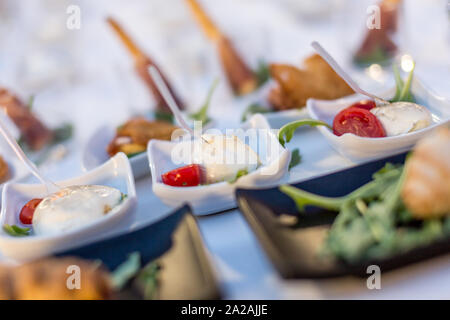 Mozzarella e pomodoro antipasti servita in un bianco di piccole piastre durante il brunch a buffet di cibo, hotel evento o catering Foto Stock