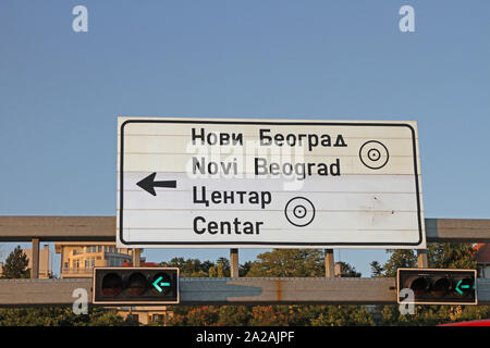 Autostrada segno indicante Belgrado Nuova centrale e le direzioni di Belgrado, Belgrado, Serbia. Foto Stock