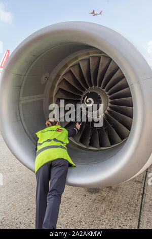 Pilota pre facendo controlli di volo e a piedi intorno a Foto Stock