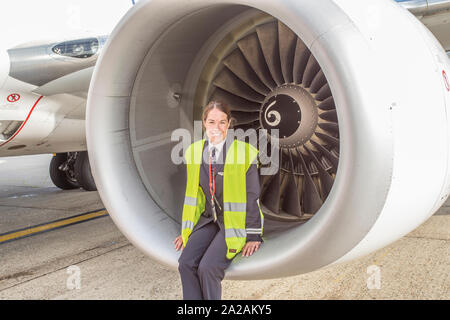 Pilota pre facendo controlli di volo e a piedi intorno a Foto Stock