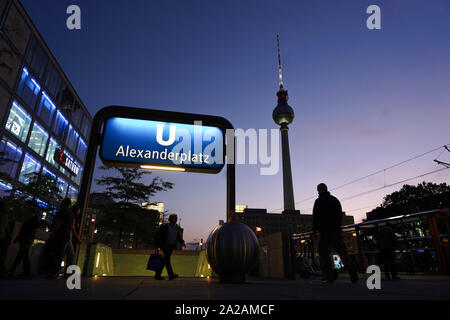 Berlino, Germania. Undicesimo Sep, 2019. Vista dell'ingresso alla stazione della metropolitana di Alexanderplatz e la torre della televisione in prima serata. Credito: Jörg Carstensen/dpa/Alamy Live News Foto Stock