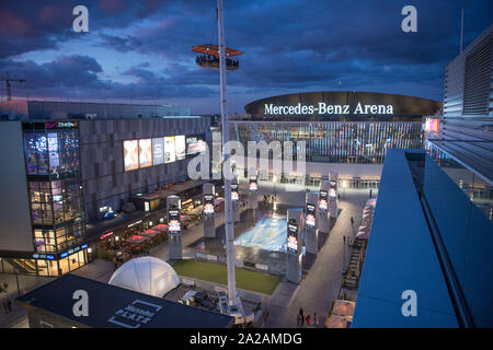 Berlino, Germania. Xix Sep, 2019. Vista della piazza di Mercedes e la Mercedes-Benz Arena dal di sopra. Credito: Jörg Carstensen/dpa/Alamy Live News Foto Stock