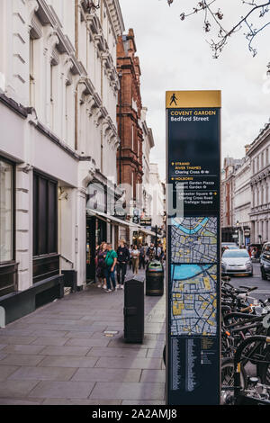 London, Regno Unito - 31 agosto 2019: segno direzionale e la mappa in Covent Garden, una delle zone turistiche più popolari di Londra. Foto Stock