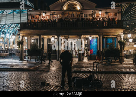 London, Regno Unito - 31 agosto 2019: Street performer nella parte anteriore di ingresso al mercato di Covent Garden, uno dei più popolari siti turistici in Lond Foto Stock