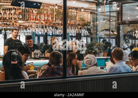 London, Regno Unito - 31 agosto 2019: vista attraverso la finestra del personale e dei clienti all'interno di panini e focaccine ristorante nel mercato di Covent Garden, uno dei più Foto Stock