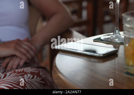 Godendo di alcuni cocktail in vacanza in un bar, Nizza bevande colorate, con nice background in blur enfatizzando il prodotto/oggetto. Bella luce naturale Foto Stock