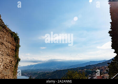 Vista aerea di Taormina dalle antiche mura dell'anfiteatro greco, vista sul Mar Ionio Foto Stock