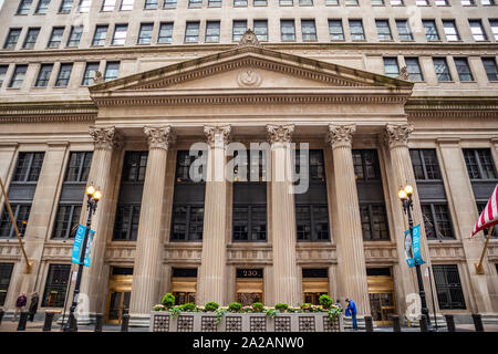 Chicago, Illinois, Stati Uniti d'America. Il 9 maggio 2019. La Federal Reserve Bank di Chicago, a Lasalle street, noi. La facciata dell'edificio in pietra dello sfondo. Foto Stock