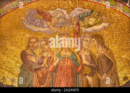 BELAGGIO, Italia - 10 Maggio 2015: Il Mosaico di Sant'Orsola e altre donne martiri nella Chiesa di San Giacomo da Castemari di Venezia Foto Stock