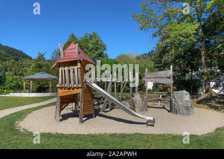 Casa per bambini in legno per giocare con i giocattoli di scorrimento nella  foresta resort in una giornata estiva soleggiata. Il concetto di resort,  turismo e viaggio Foto stock - Alamy